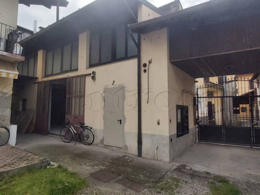 casa indipendente in vendita a Magenta