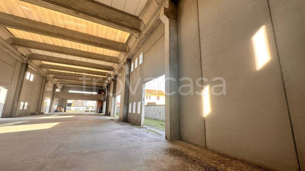 locale commerciale in vendita a Magenta