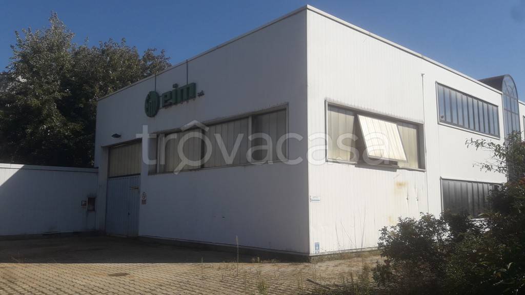 locale commerciale in vendita a Magenta