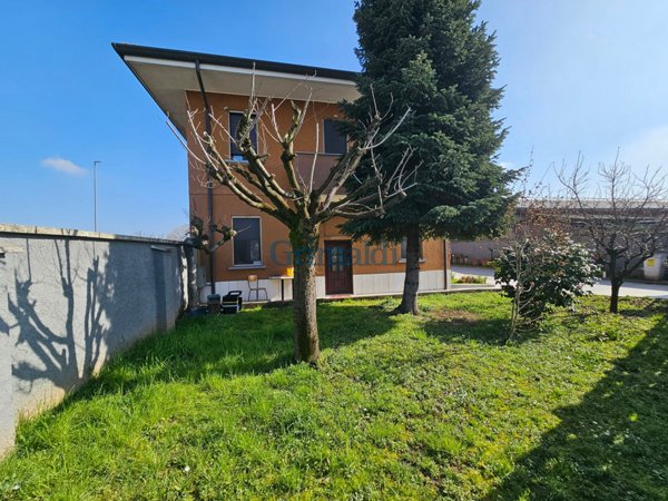 casa indipendente in vendita a Magenta