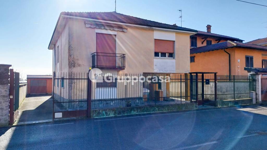 casa indipendente in vendita a Magenta in zona Ponte Vecchio