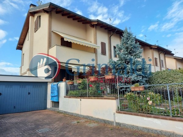 casa indipendente in vendita a Magenta