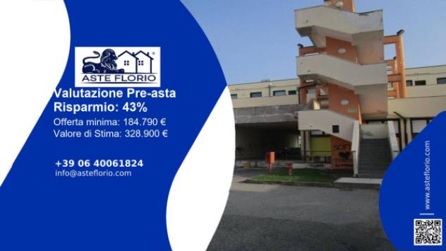 locale commerciale in vendita a Magenta