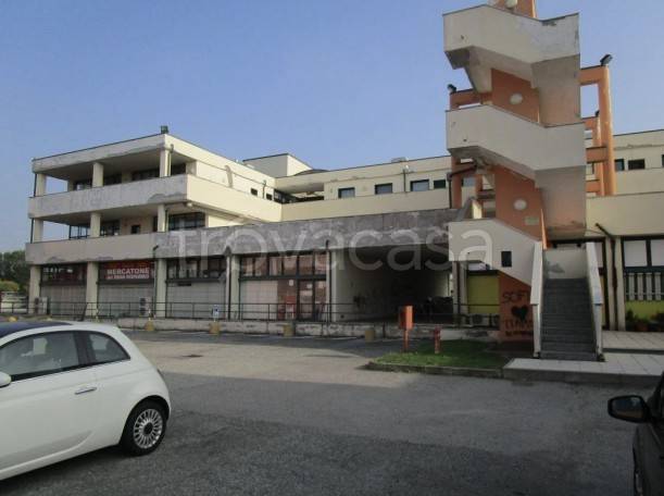 locale commerciale in vendita a Magenta
