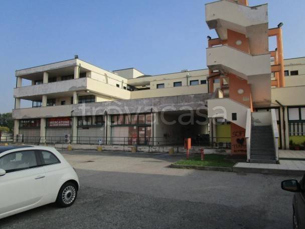 locale commerciale in vendita a Magenta
