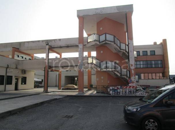 locale commerciale in vendita a Magenta