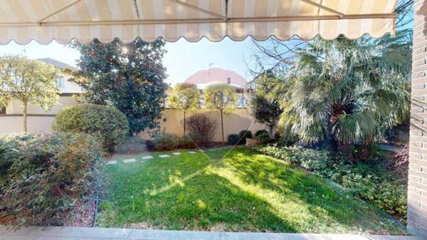 casa indipendente in vendita a Magenta