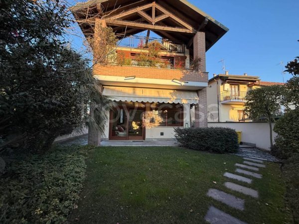 casa indipendente in vendita a Magenta