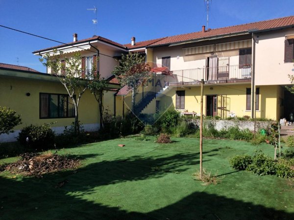 casa indipendente in vendita a Magenta