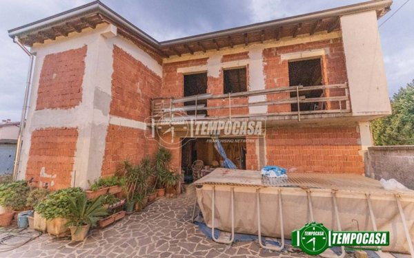 casale in vendita a Magenta in zona Ponte Nuovo