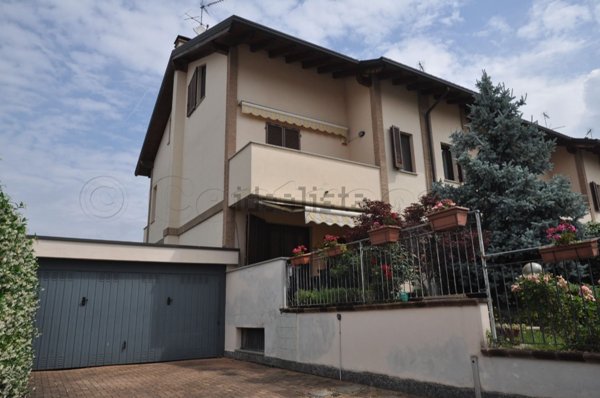 casa indipendente in vendita a Magenta