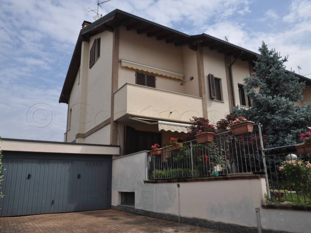 casa indipendente in vendita a Magenta
