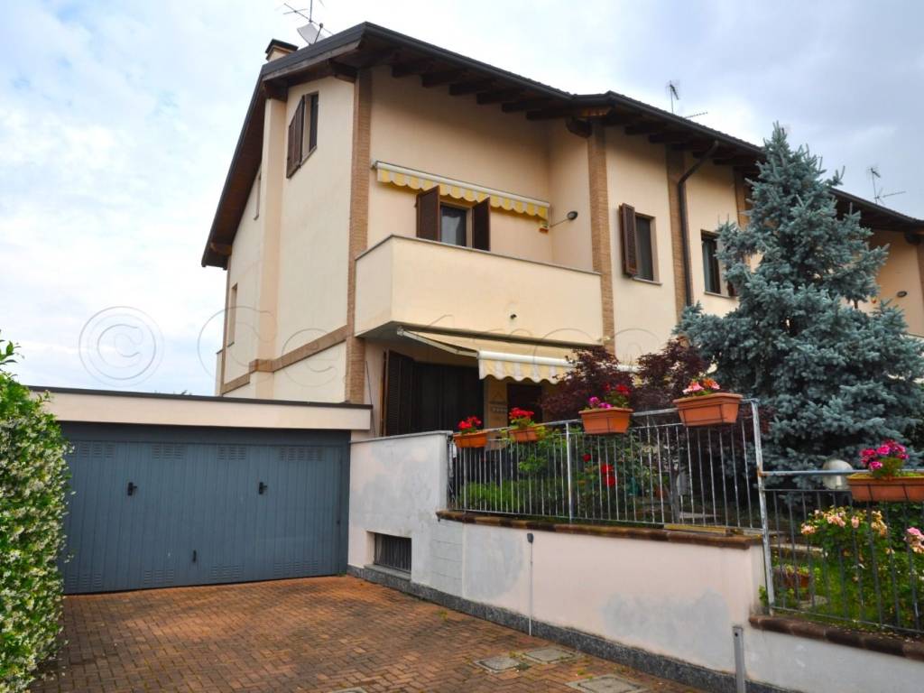 casa indipendente in vendita a Magenta