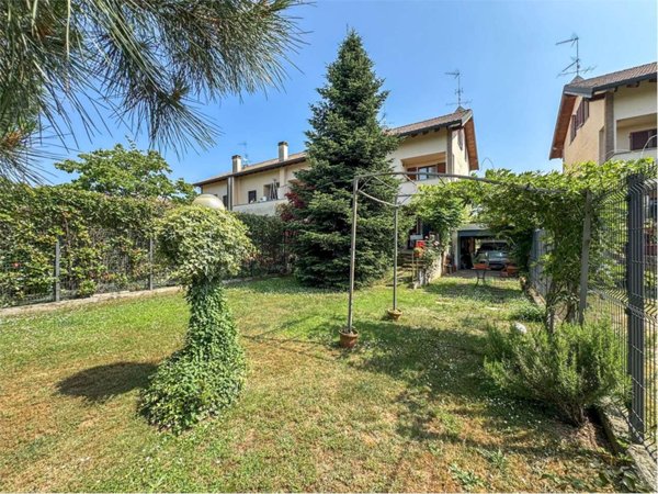 casa indipendente in vendita a Magenta