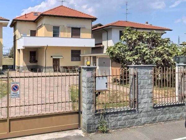 casa indipendente in vendita a Magenta
