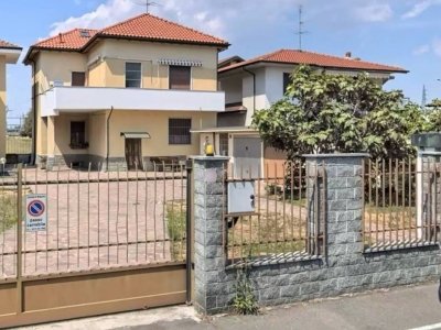 casa indipendente in vendita a Magenta