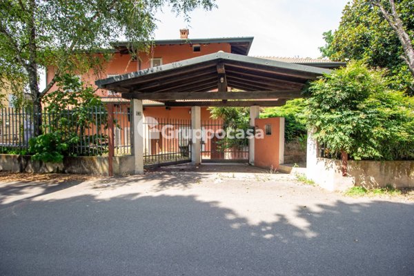 casa indipendente in vendita a Magenta