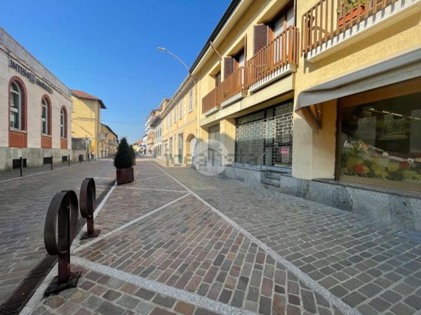 locale commerciale in vendita a Magenta