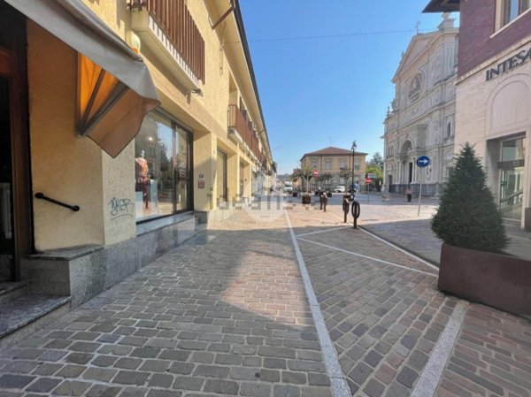 locale commerciale in vendita a Magenta