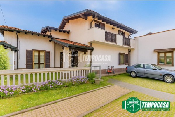 casa indipendente in vendita a Magenta