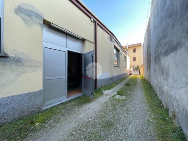 locale commerciale in vendita a Magenta