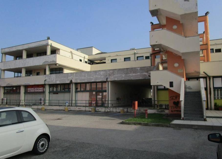 locale di sgombero in vendita a Magenta