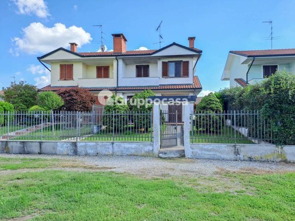 casa indipendente in vendita a Magenta