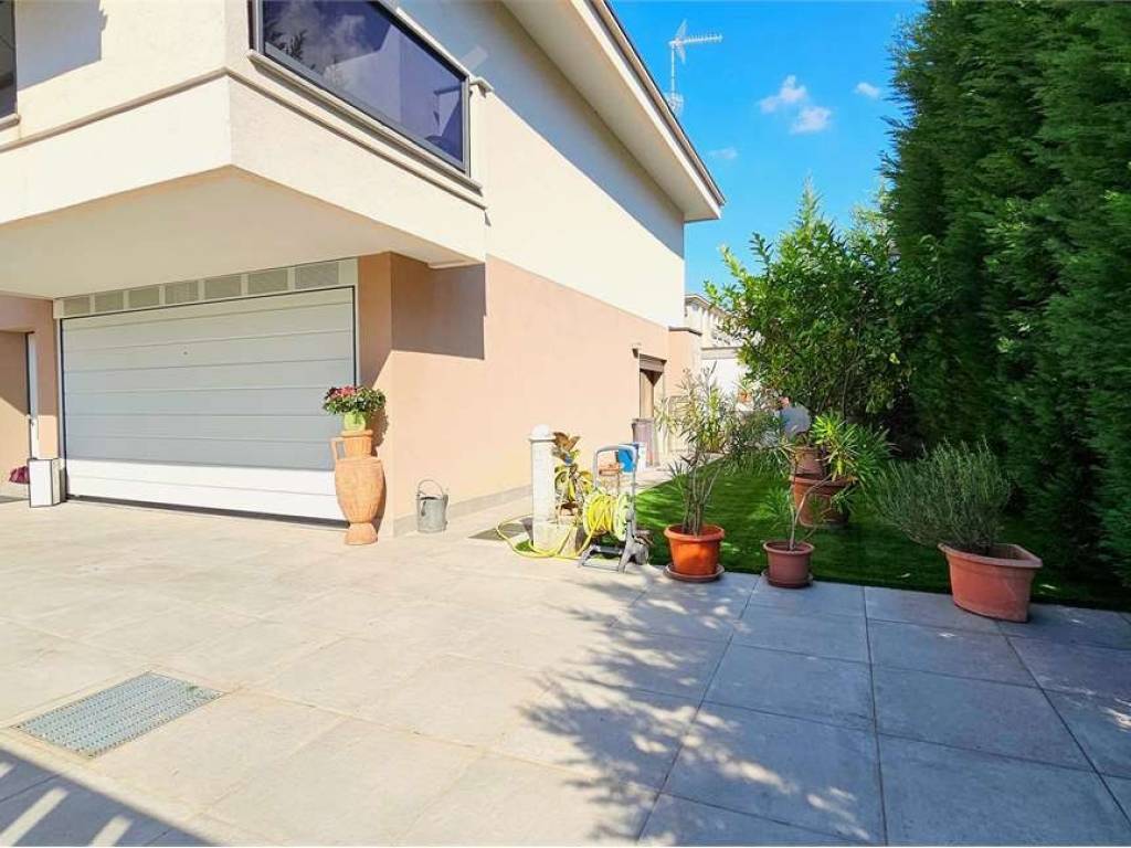 casa indipendente in vendita a Magenta
