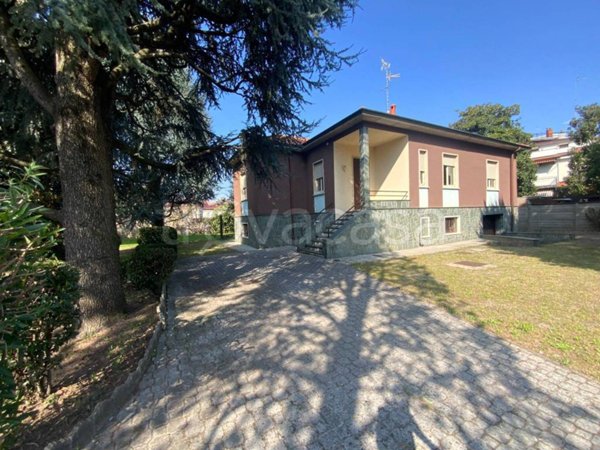 casa indipendente in vendita a Magenta