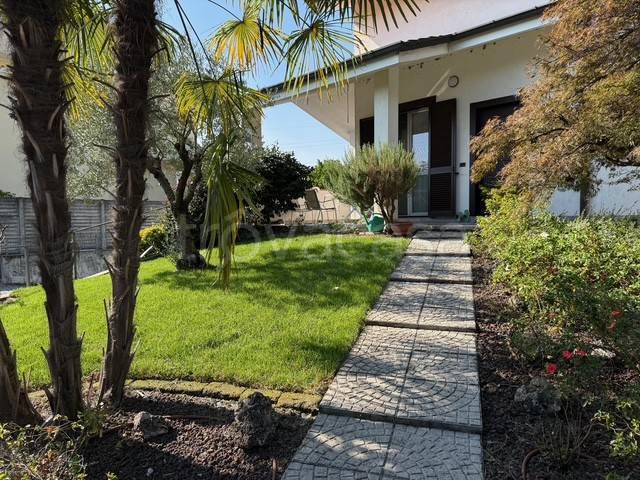 casa indipendente in vendita a Magenta in zona Ponte Vecchio