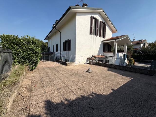 casa indipendente in vendita a Magenta in zona Ponte Vecchio