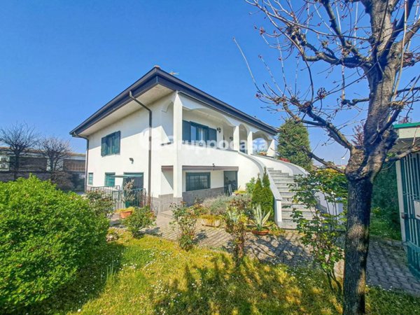 casa indipendente in vendita a Magenta