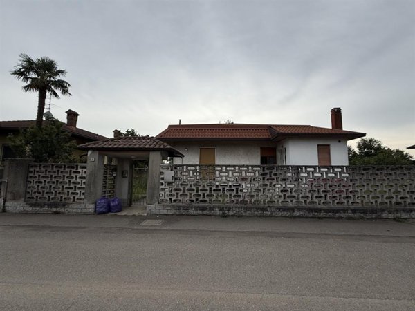 casa indipendente in vendita a Magenta