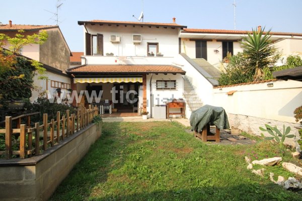 casa indipendente in vendita a Magenta