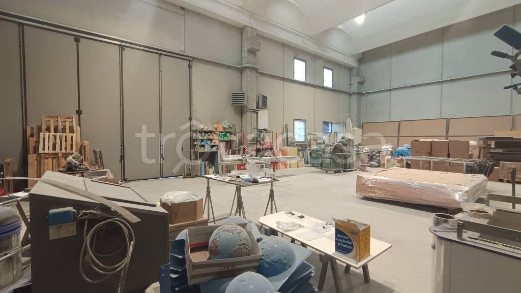 locale commerciale in vendita a Magenta