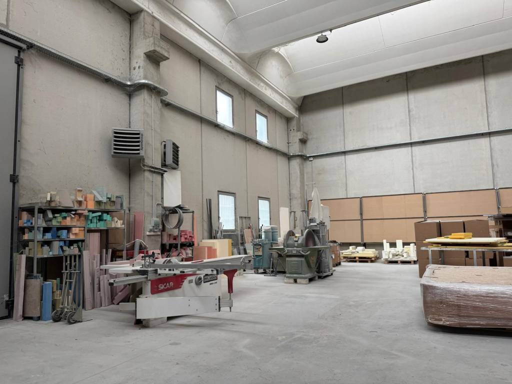 locale commerciale in vendita a Magenta