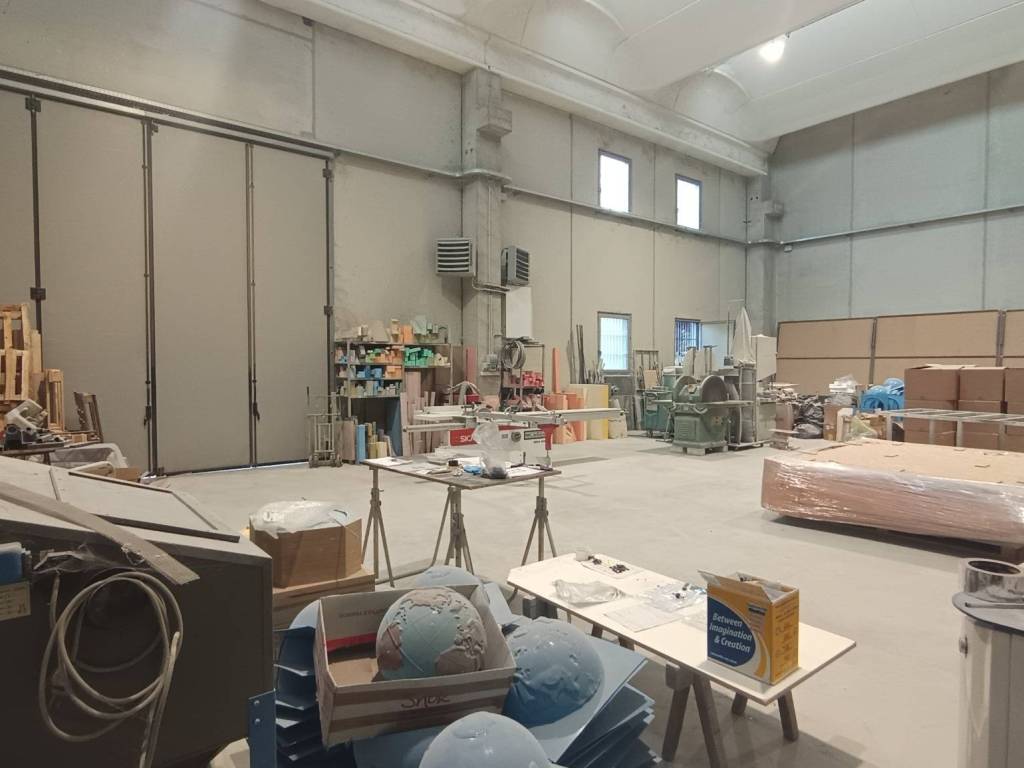 locale commerciale in vendita a Magenta