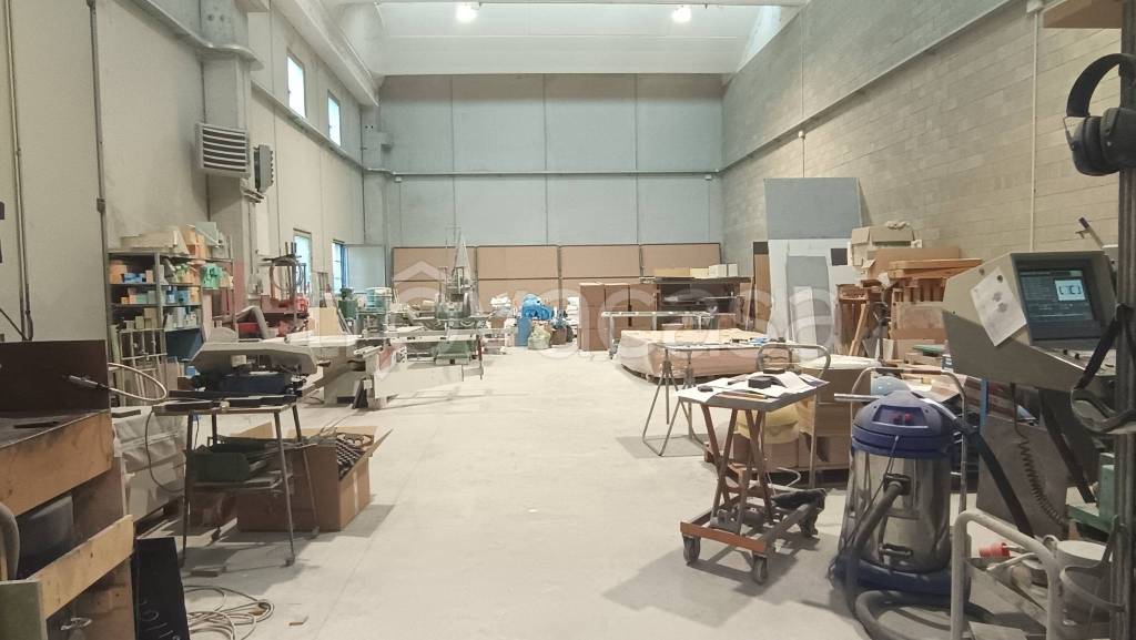 locale commerciale in vendita a Magenta