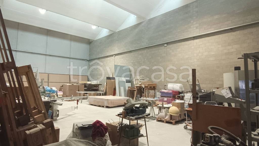 locale commerciale in vendita a Magenta