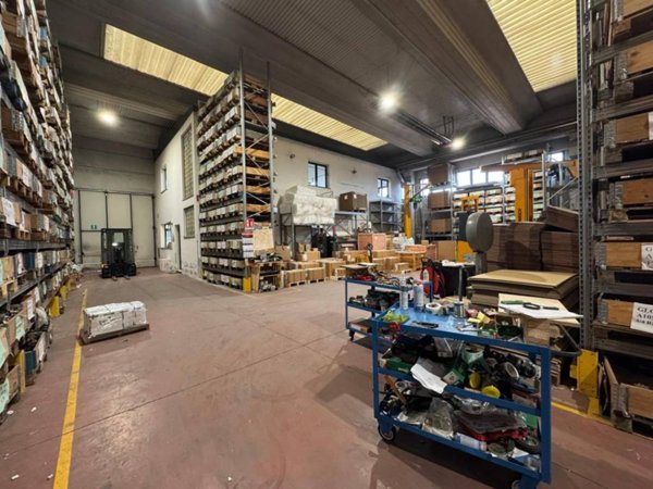 locale commerciale in vendita a Magenta