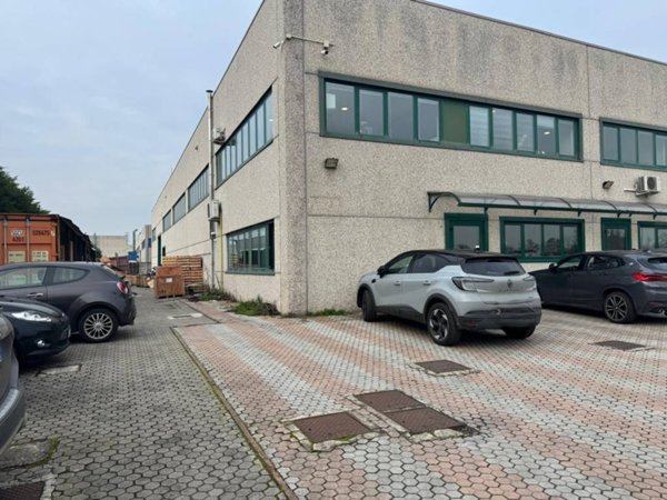 locale commerciale in vendita a Magenta