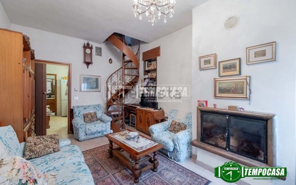 appartamento in vendita a Magenta in zona Ponte Vecchio