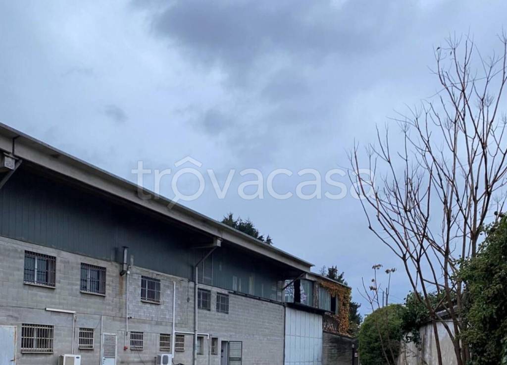 locale commerciale in vendita a Magenta