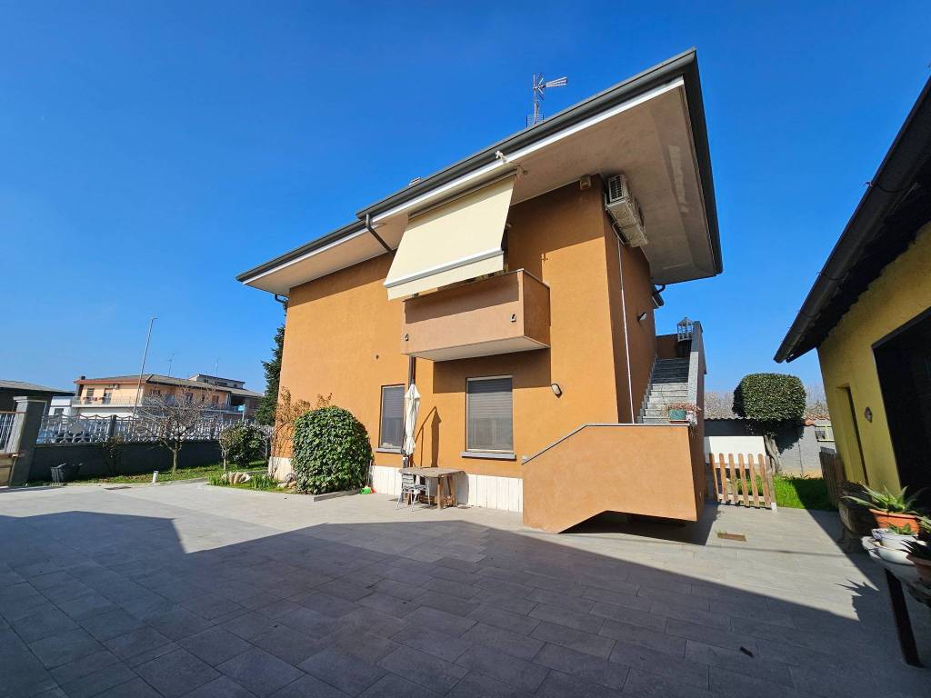 casa indipendente in vendita a Magenta