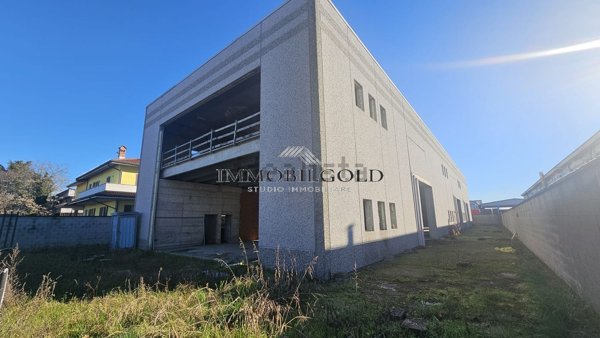 locale commerciale in vendita a Magenta