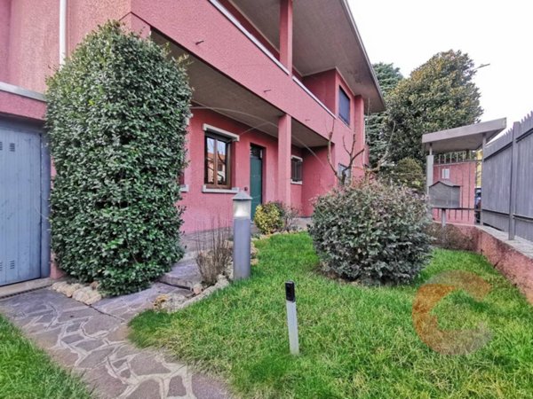 casa indipendente in vendita a Magenta