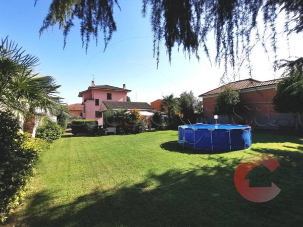 casa indipendente in vendita a Magenta