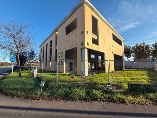 locale commerciale in vendita a Magenta