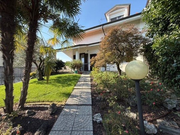 casa indipendente in vendita a Magenta
