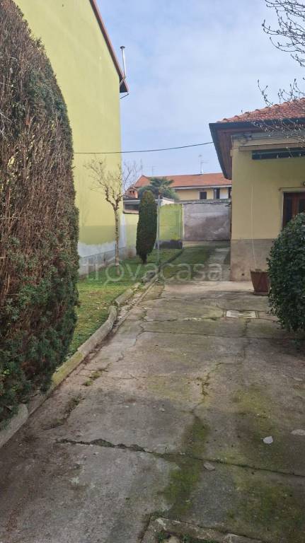 casa indipendente in vendita a Magenta